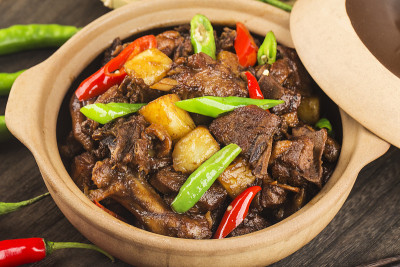 砂锅土豆炖鸭