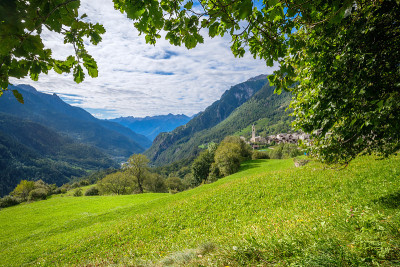 徒步旅行时穿过Soglio村(Graubünden，瑞士)