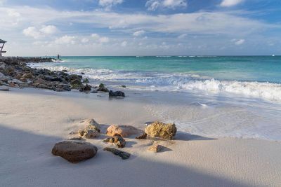 加勒比海的大浪正在冲击海岸。碧蓝的海水和蔚蓝的天空。阿鲁巴岛的鹰滩。美丽的自然背景。