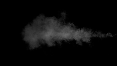白色的水蒸气在黑色的背景