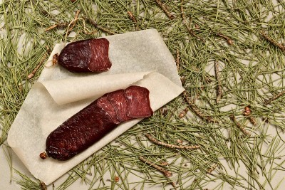 用狍肉做的干香肠。在羊皮纸上切片。地板由松针制成。