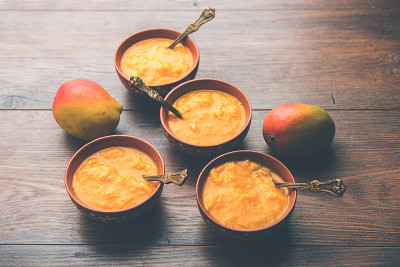 芒果浆/ Aam rus或Ras放在小碗里，有选择性地集中