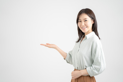 女性微笑着解释服务，白色的摄影背景