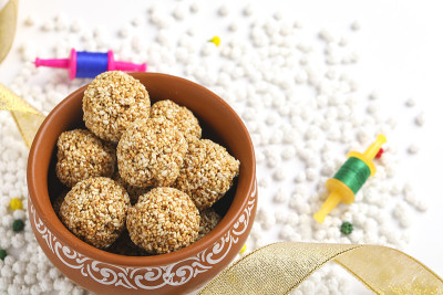 Til Gul OR Sweet Sesame Laddu与Fikri为印度节日Makar Sank