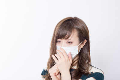 日本妇女有一个面具