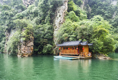 宝峰湖游船在云雾缭绕的雨天在武陵源，张家界国家森林公园，中国，亚洲