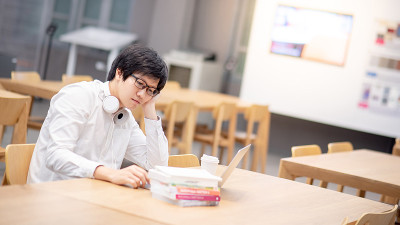 亚洲男学生在大学学习时感到无聊