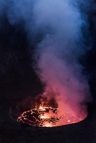 尼拉贡戈火山喷发