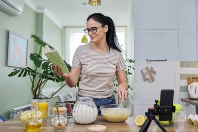 录音制作苹果派的食谱的女人