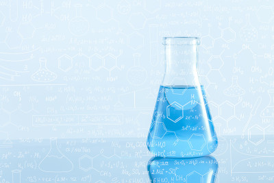 厄伦梅耶·弗拉斯克的画室照片，以黑板为背景手绘科学公式。