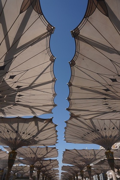 先知清真寺的保护伞(Masjid An Nabawi)，沙特阿拉伯麦地那市。