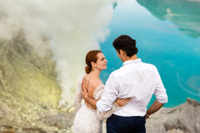 在火山口的新婚夫妇