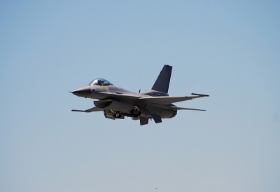 F-16喷气式战斗机的正面视图