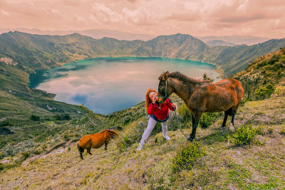 带着两匹马徒步旅行的年轻女子