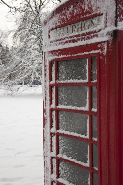 英国电话亭冬天下雪