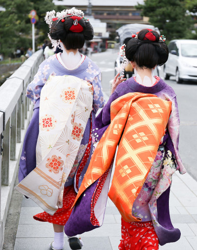 两名艺妓在日本岚山的一座桥上行走