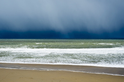 冬季暴雨逼近海滩