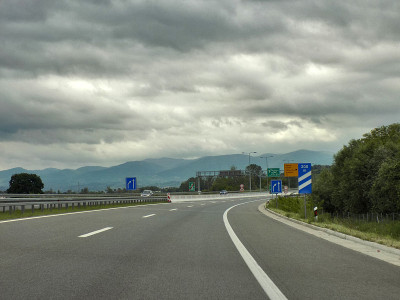 高速公路上的戏剧性天空