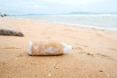海滩上的锚浮标线