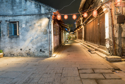晚上，中国苏州周庄古镇的街道