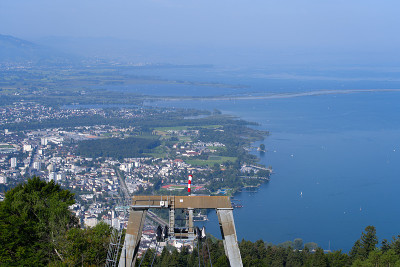 从当地山上Pfänder俯瞰博登湖和布雷根茨市的美丽全景。