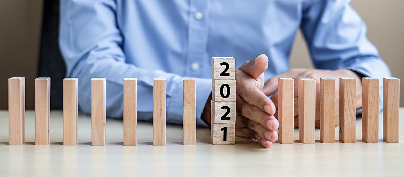 商人手停止掉落2021木制积木。业务，风险管理，保险，决议，战略，解决方案，目标，新的一年，新的你和