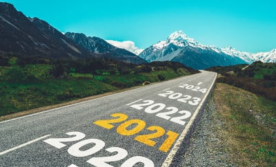 2021年新年旅行和未来愿景的概念。