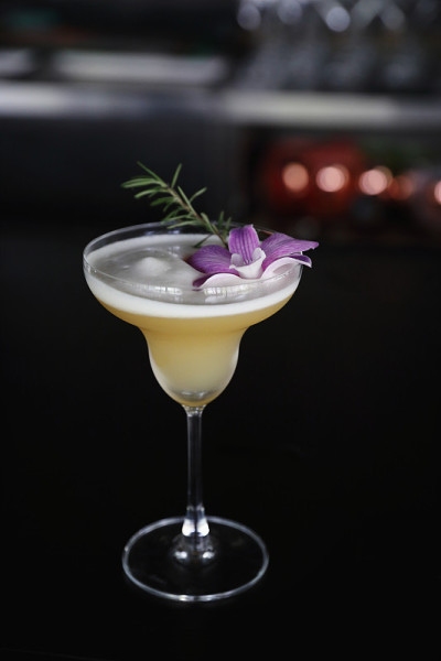 吧台上的粉色鸡尾酒杯加冰