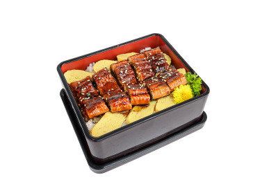 Unagi don(鳗鱼)或日式鳗鱼，与日式日式烧酱和墨西哥玉米煎饼一起烤