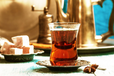 正宗的土耳其茶和玻璃杯