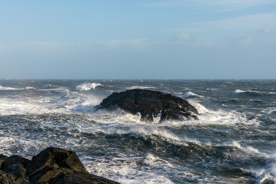 海景，海浪拍打着一块岩石。冬天在冰岛