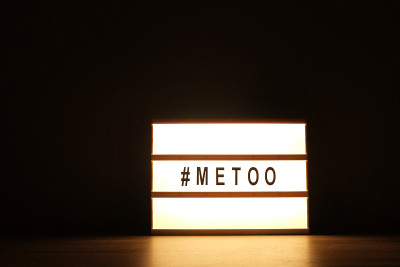 “#METOO”文本在lightbox中的特写。女性赋权教育运动。