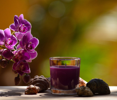 玻璃蜡烛，小贝壳和花