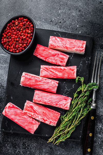蟹肉贴在大理石板上。黑色背景。俯视图