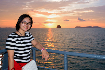 女性在夕阳下巡游