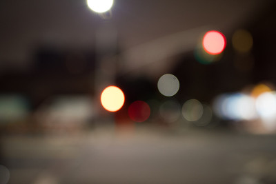 模糊的夜晚纽约街道的景象