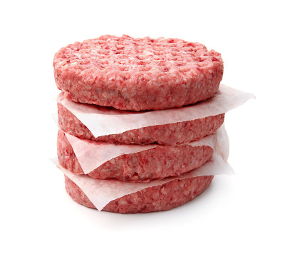 一堆新鲜的生汉堡肉饼
