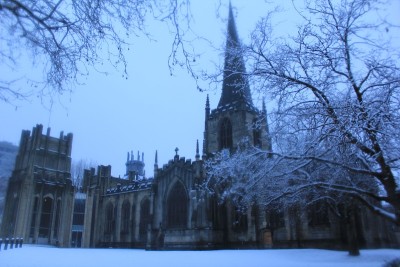 雪覆盖了谢菲尔德市中心和大教堂