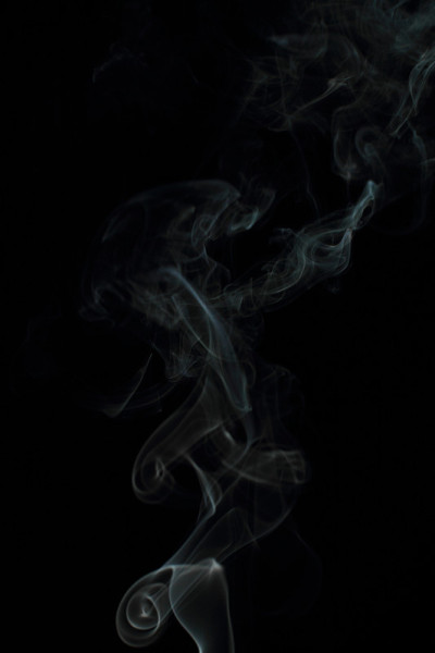 黑色背景上的白色烟雾纹理
