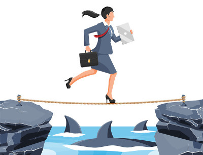 女商人在海里的鲨鱼上走钢丝