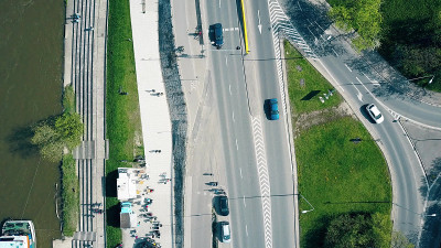 航拍的汽车道路和货车咖啡馆在河堤上，从上到下的视图