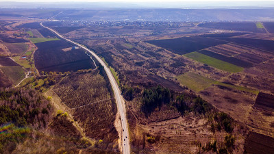 田野间郊区公路鸟瞰图