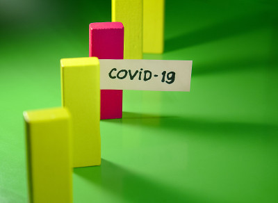 社交距离的多米诺效应，Covid-19病毒的形象概念。