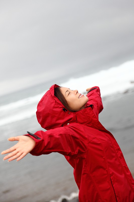 落在雨里的女人在海边快乐