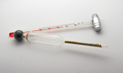 白色背景的牛奶纯度测试仪