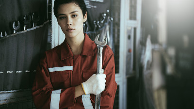 一名女机械师的肖像照片