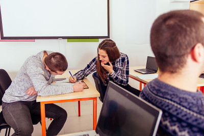 学生在课堂上发言