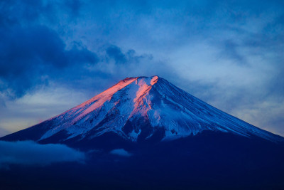 日本藤吉田富士山秋麒麟塔
