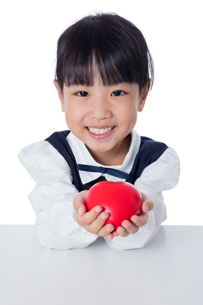 亚洲小中国女孩拿着红心