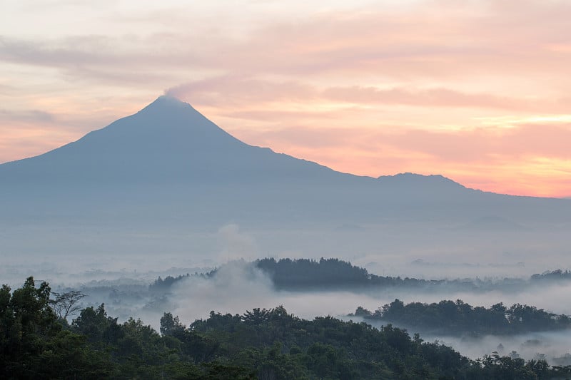 默拉皮火山的多彩日出